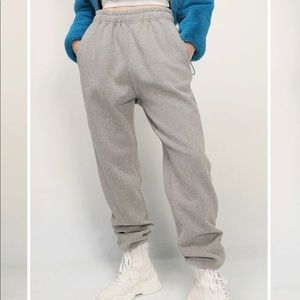 Selling these sweatpants in GREY M/L